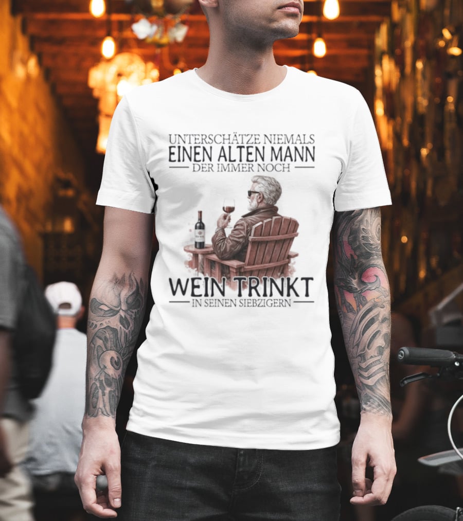 Unterschätze Niemals Einen Alten Mann Der Immer Noch Wein Trinkt In Seinen Siebzigern T-Shirt