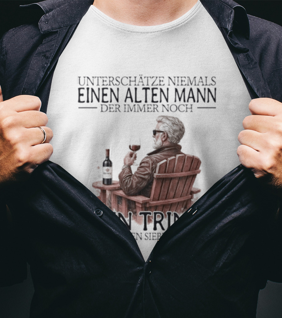 Unterschätze Niemals Einen Alten Mann Der Immer Noch Wein Trinkt In Seinen Siebzigern T-Shirt