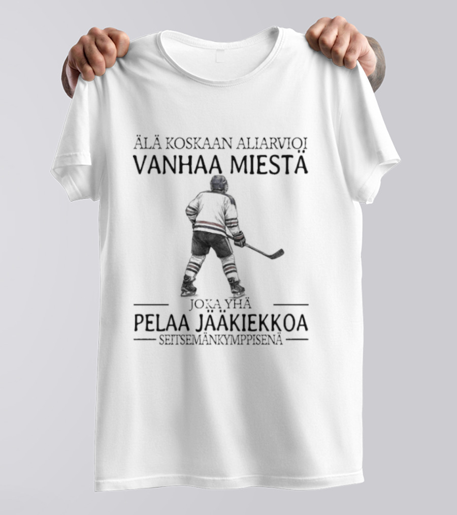 Älä Koskaan Aliarvioi Vanhaa Miestä Joka Yhä Pelaa Jääkiekkoa Seitsemänkymppisenä T-Shirt