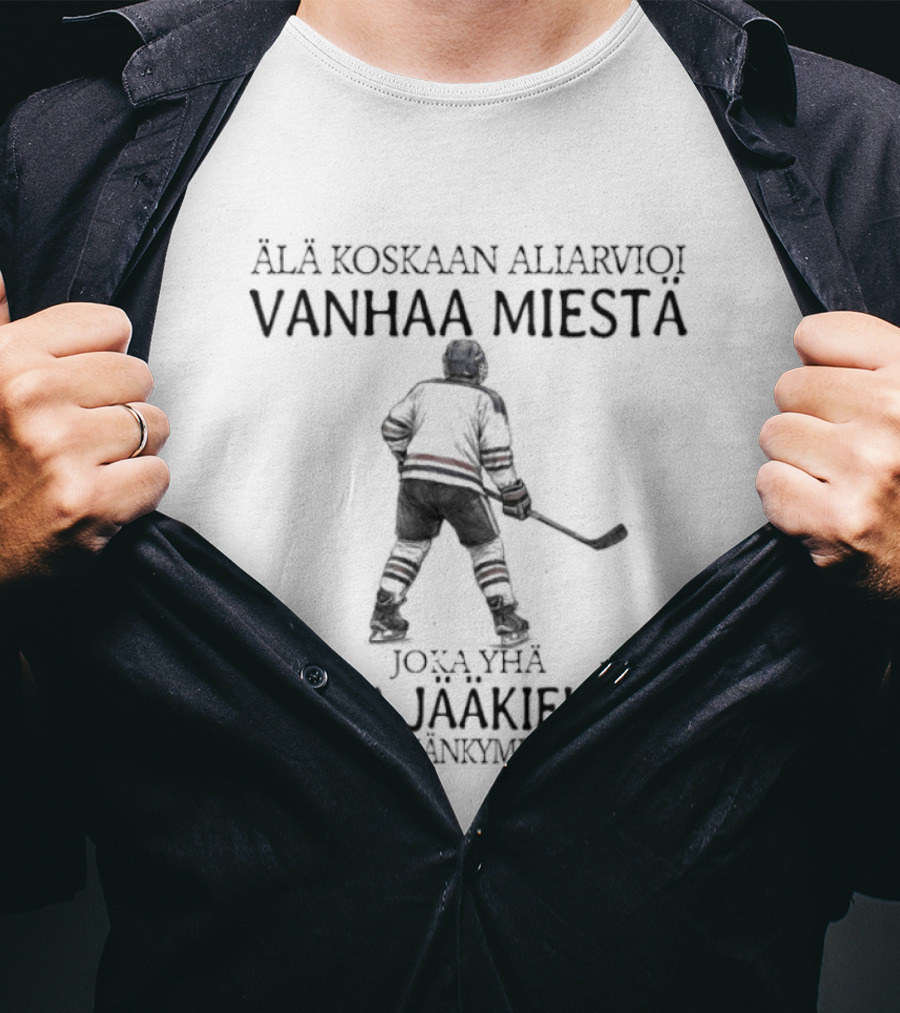 Älä Koskaan Aliarvioi Vanhaa Miestä Joka Yhä Pelaa Jääkiekkoa Seitsemänkymppisenä T-Shirt