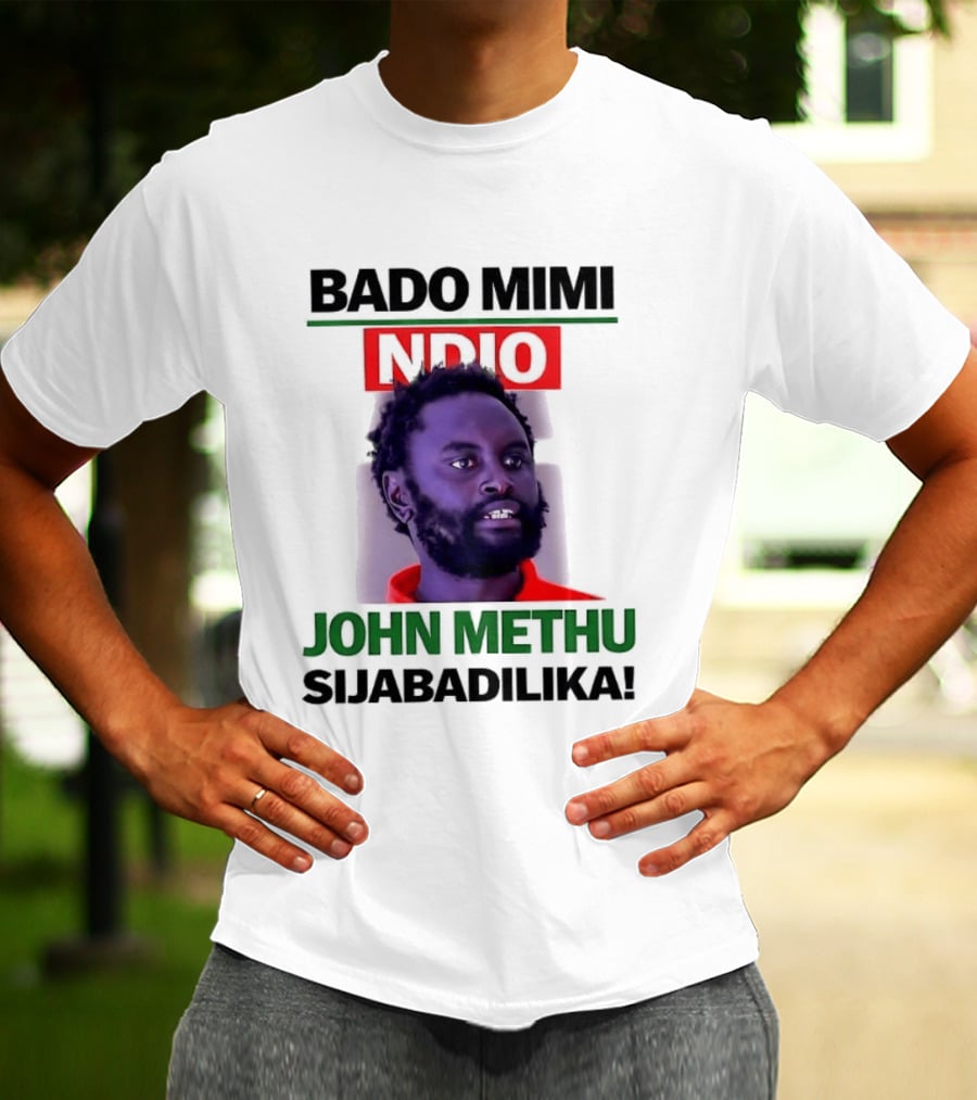 Bado Mimi Ndio John Methu Sijabadilika T-Shirt