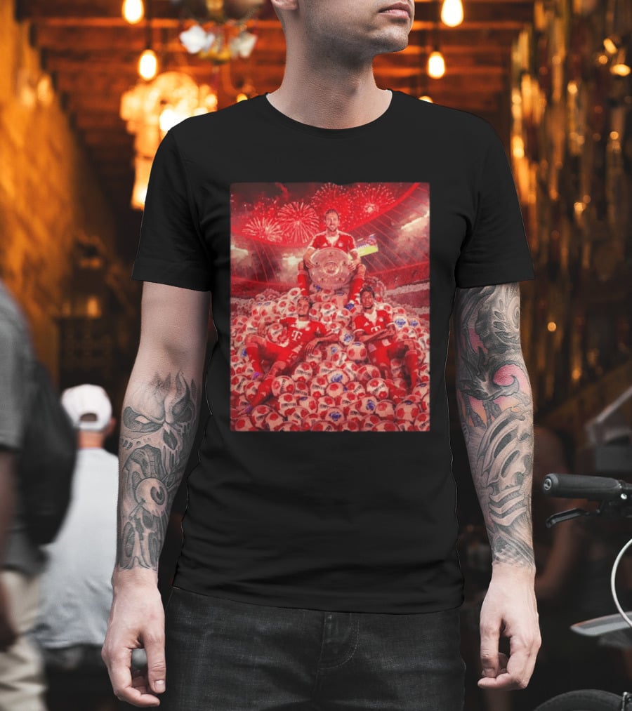 FC Bayern Munich Bundesliga Triumph Players Holding Trophy Fireworks Soccer Balls T-Shirt
