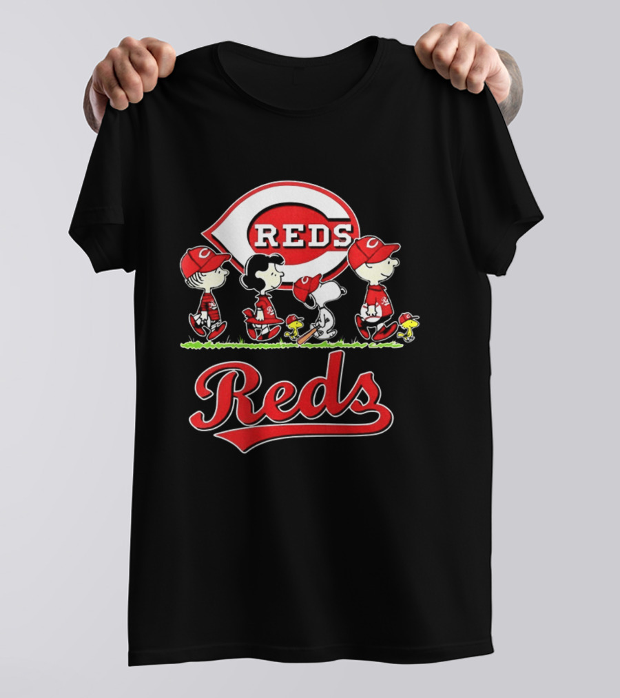 Snoopy Charlie Brown Linus Lucy Cincinnati Reds Baseball T-Shirt