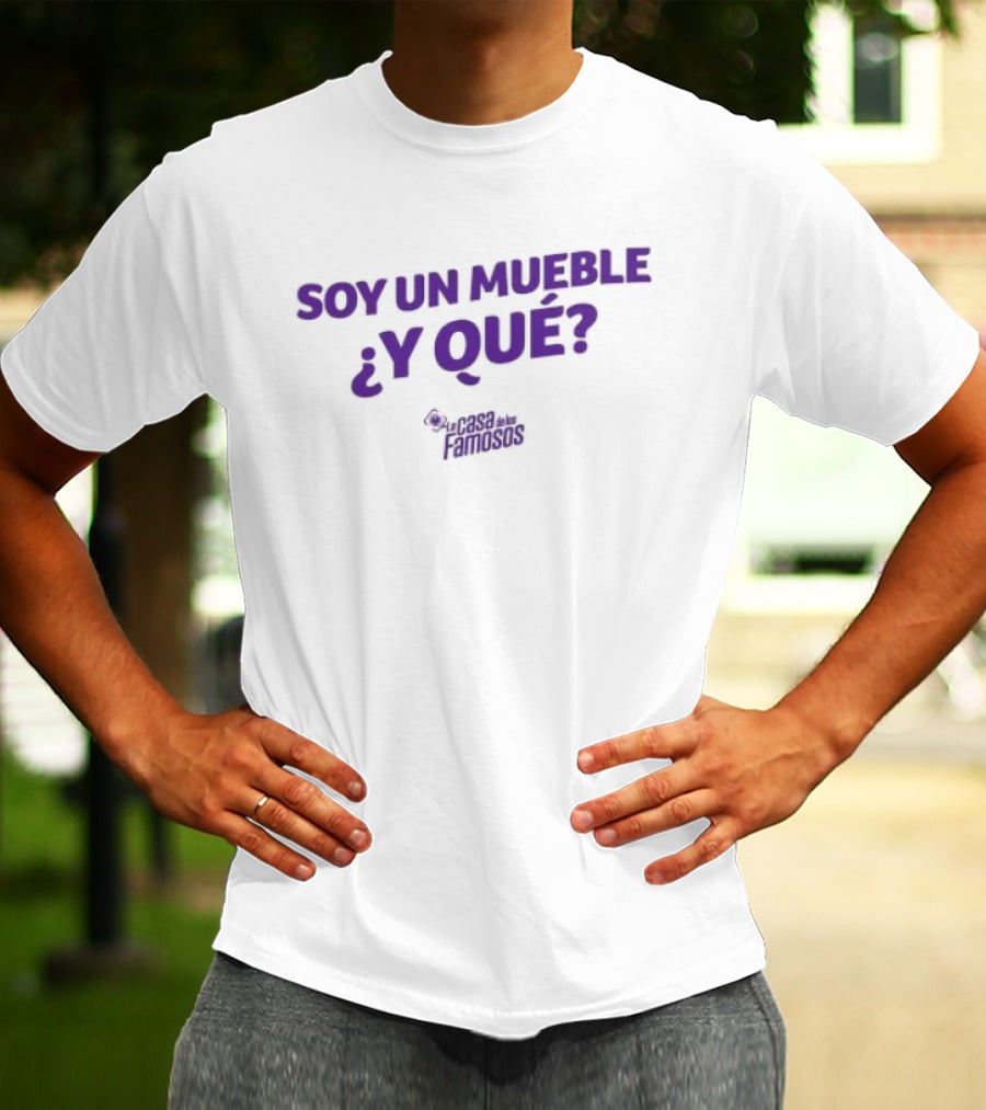 Soy Un Mueble ¿Y Qué? By La Casa De Los Famosos T-Shirt