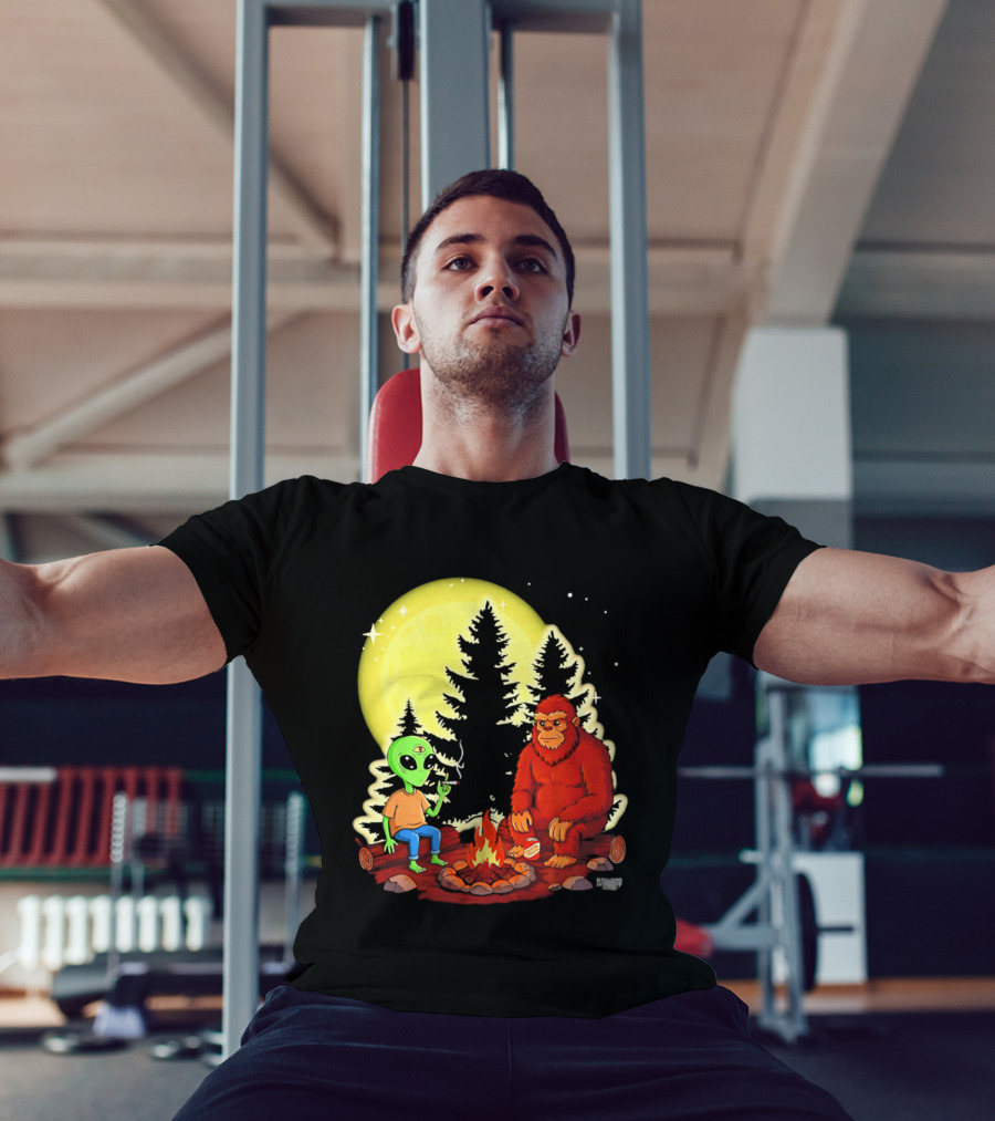 Bigfoot And Alien Campfire Night Under Full Moon T-Shirt