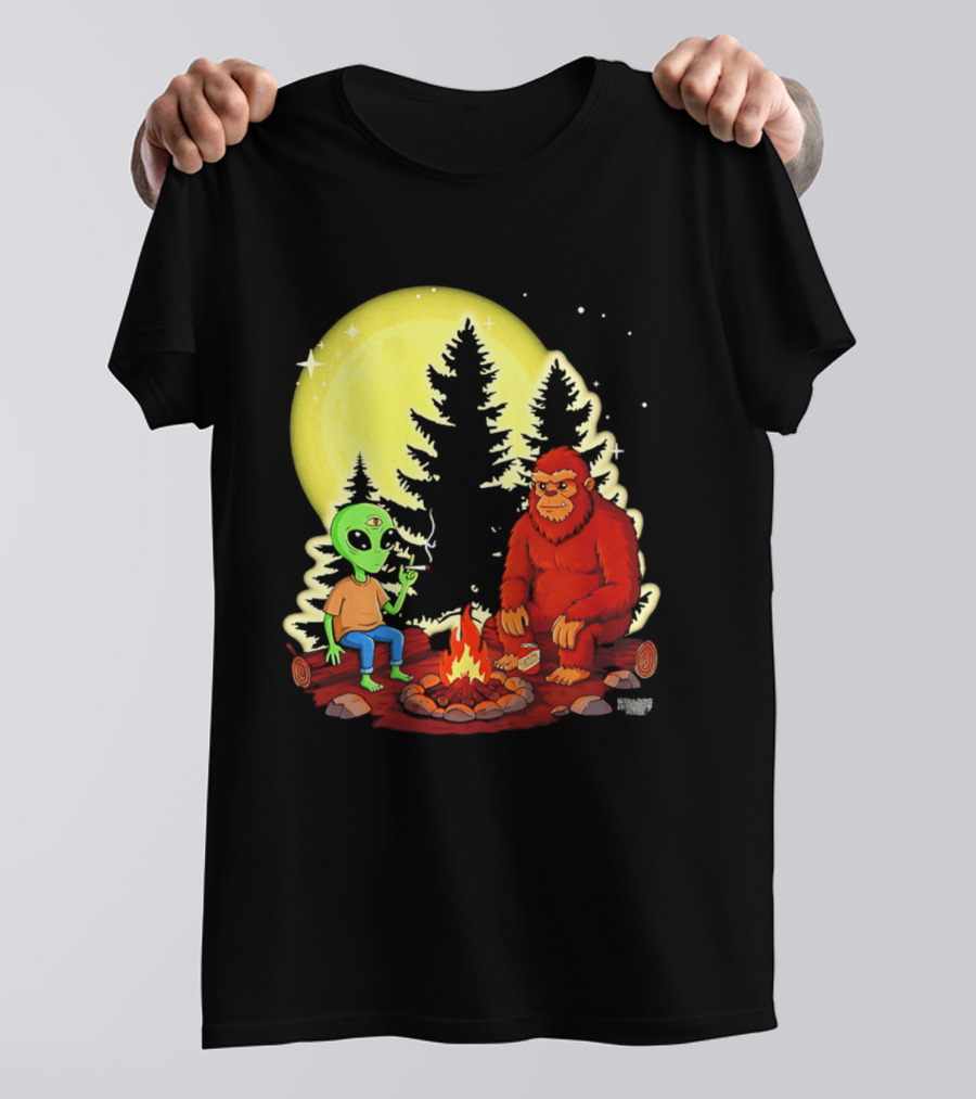 Bigfoot And Alien Campfire Night Under Full Moon T-Shirt