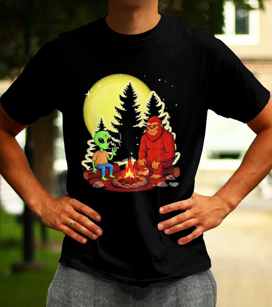 Bigfoot And Alien Campfire Night Under Full Moon T-Shirt