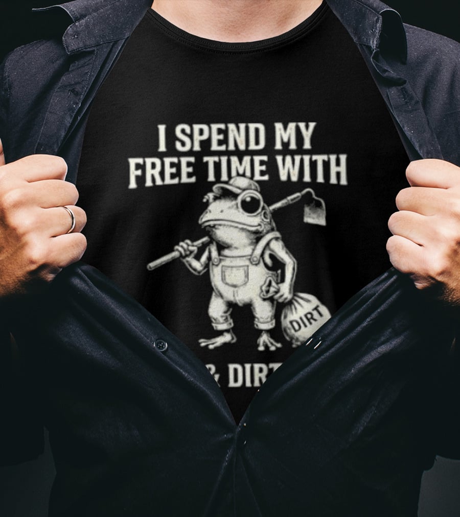 I Spend My Free Time With Hoes And Dirt Bags Frog Farmer T-Shirt