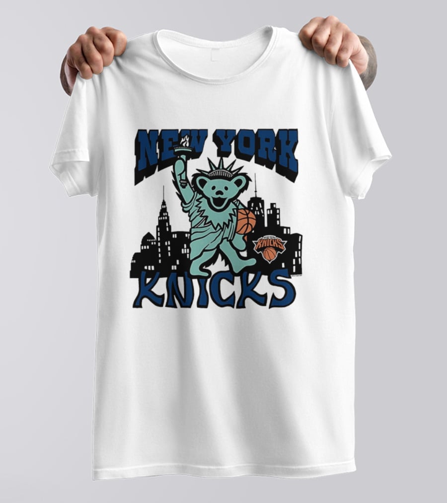 New York Knicks Bear Statue Of Liberty Basketball Skyline T-Shirt