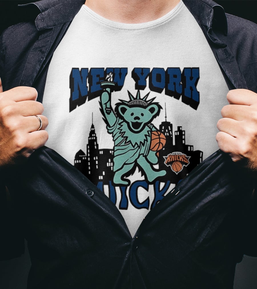 New York Knicks Bear Statue Of Liberty Basketball Skyline T-Shirt