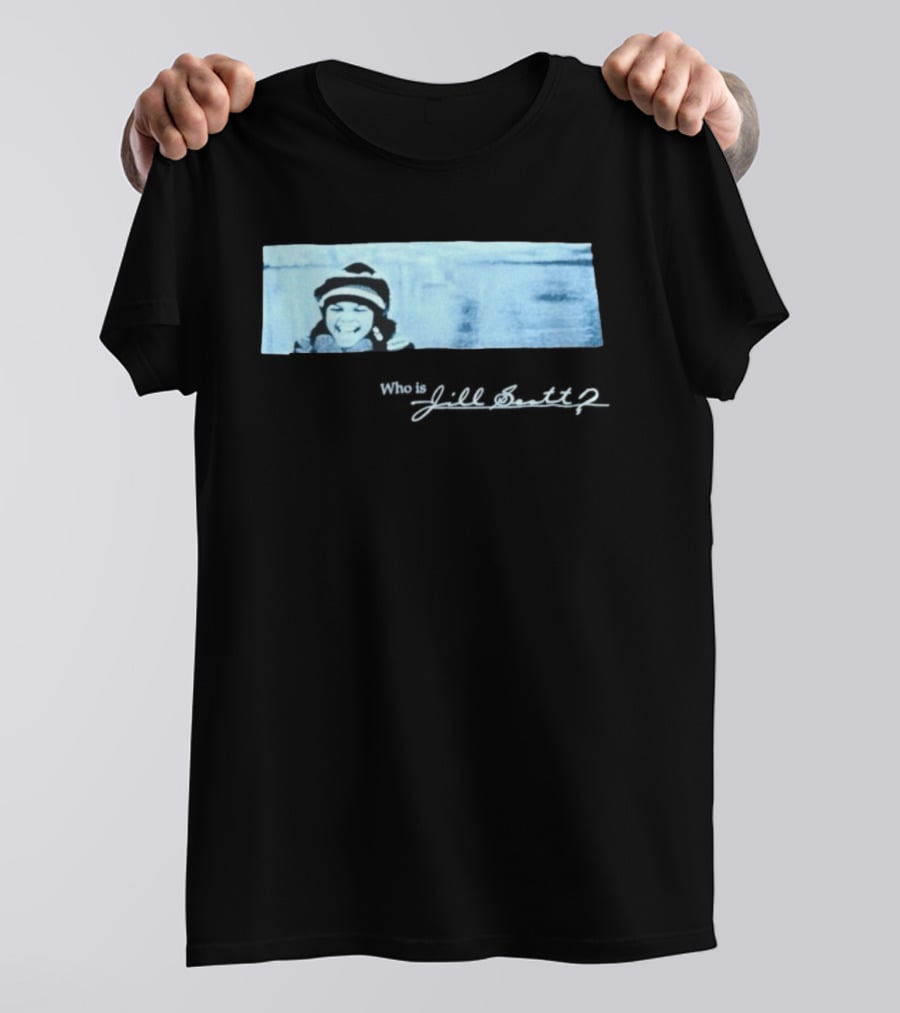 Jill Scott Smiling With Beanie And Scarf T-Shirt