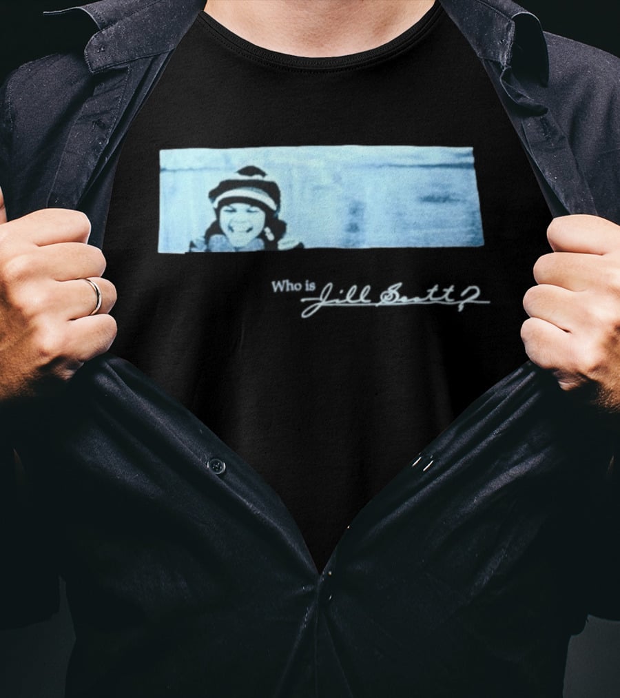 Jill Scott Smiling With Beanie And Scarf T-Shirt