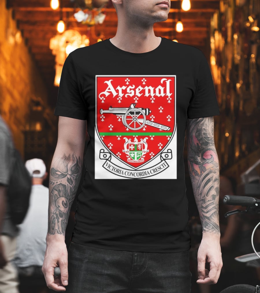 Arsenal FC Victoria Concordia Crescit Deus Per Omnia Crest Featuring Classic Cannon And Shield T-Shirt