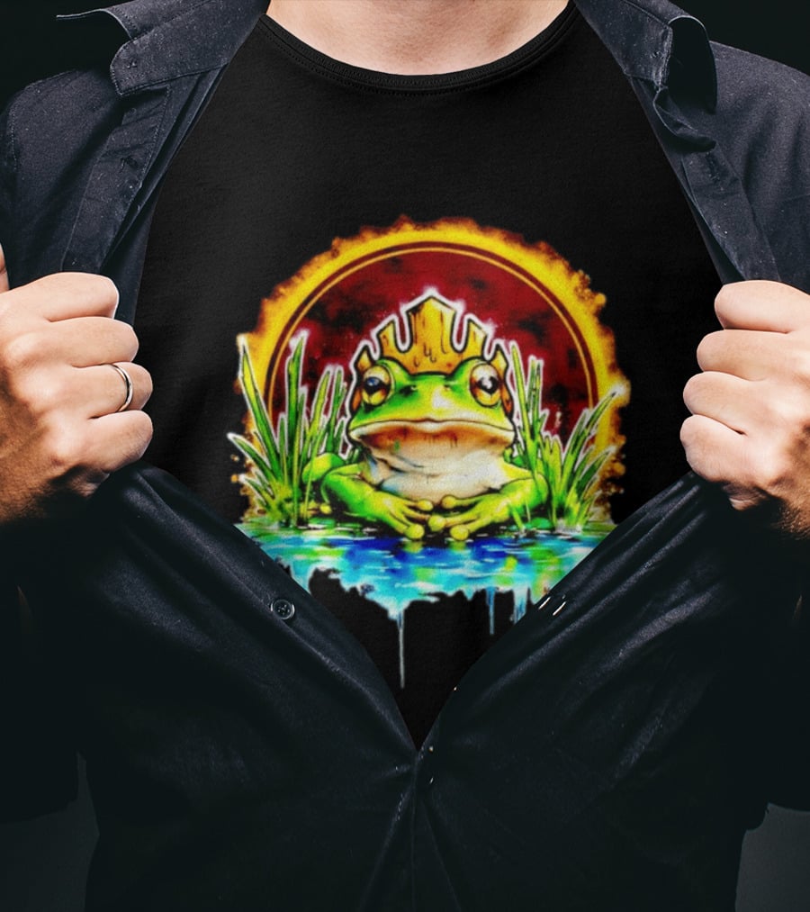 Frog King Crown Pond Nature Amphibian Wildlife Majestic Regal Water Scene T-Shirt