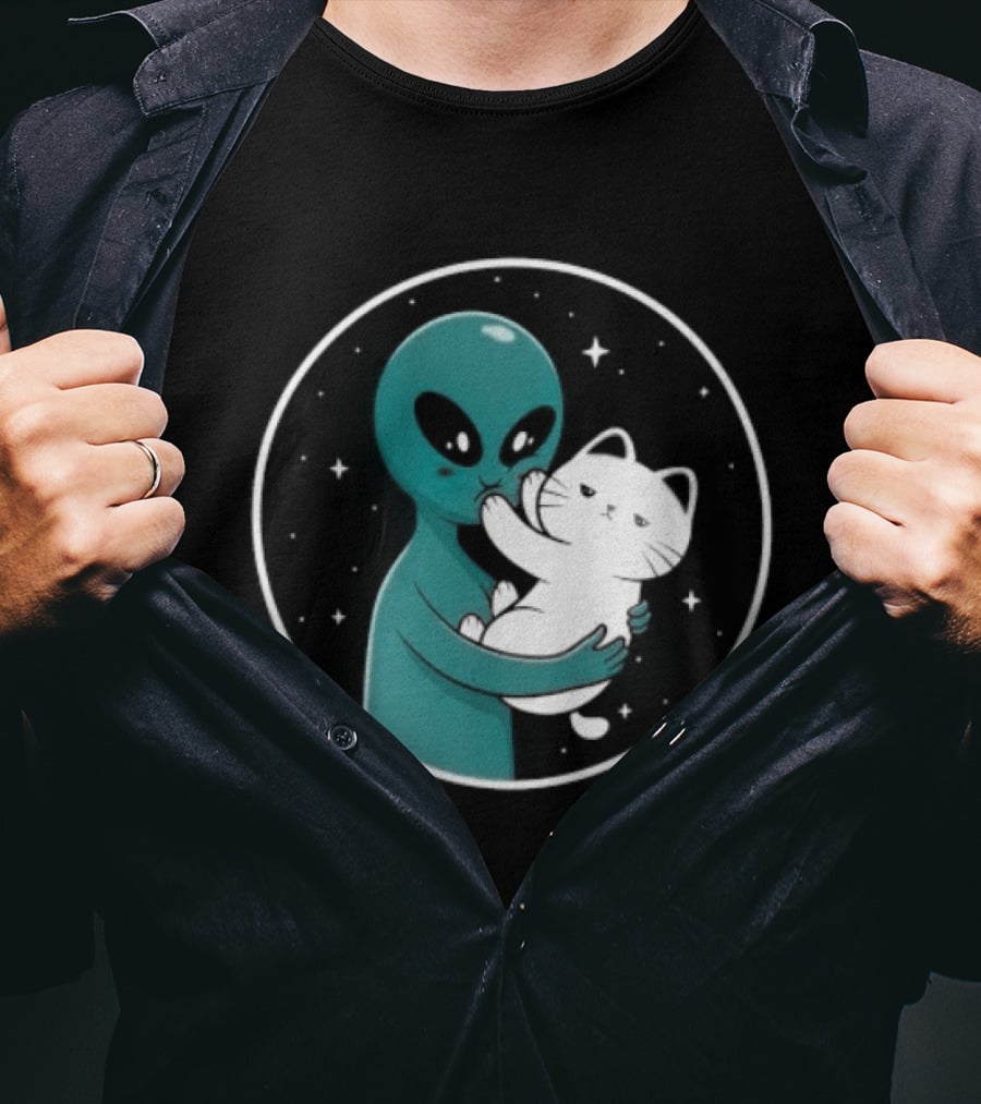 Even Aliens Love Cats Space Alien Embracing Kitty T-Shirt