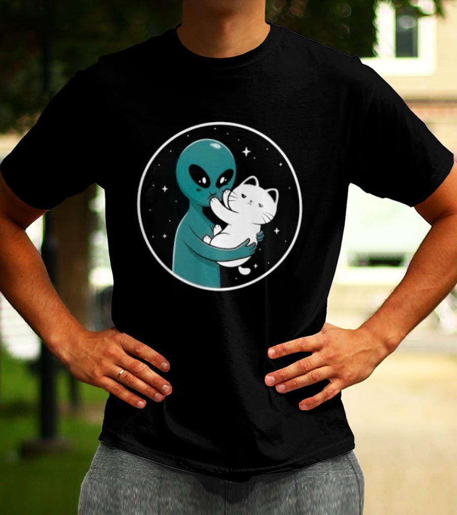 Even Aliens Love Cats Space Alien Embracing Kitty T-Shirt