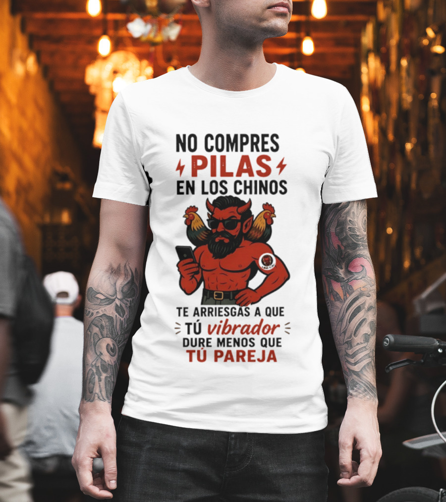 No Compres Pilas En Los Chinos Te Arriesgas A Que Tu Vibrador Dure Menos Que Tu Pareja Demonio Rojo Con Gallos Vibrador Humorístico T-Shirt