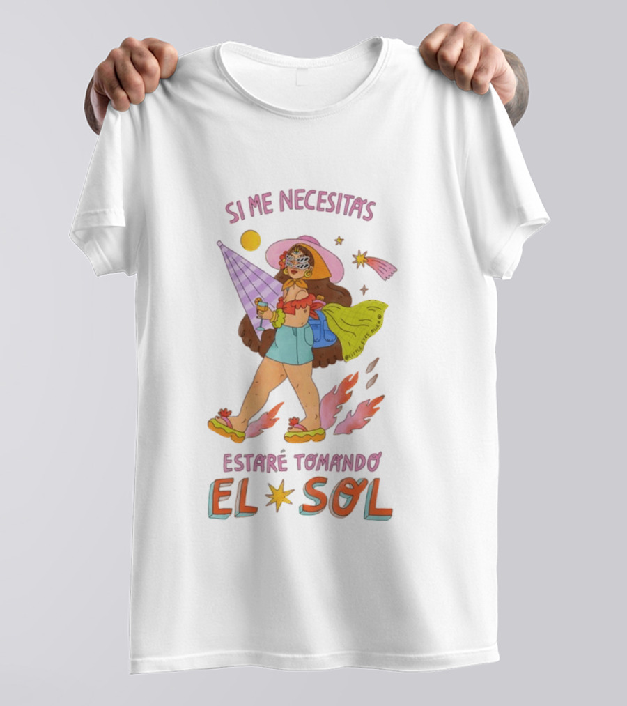Si Me Necesitas Estaré Tomando El Sol Mujer Con Sombrero De Verano Y Cóctel Retro Vacaciones T-Shirt