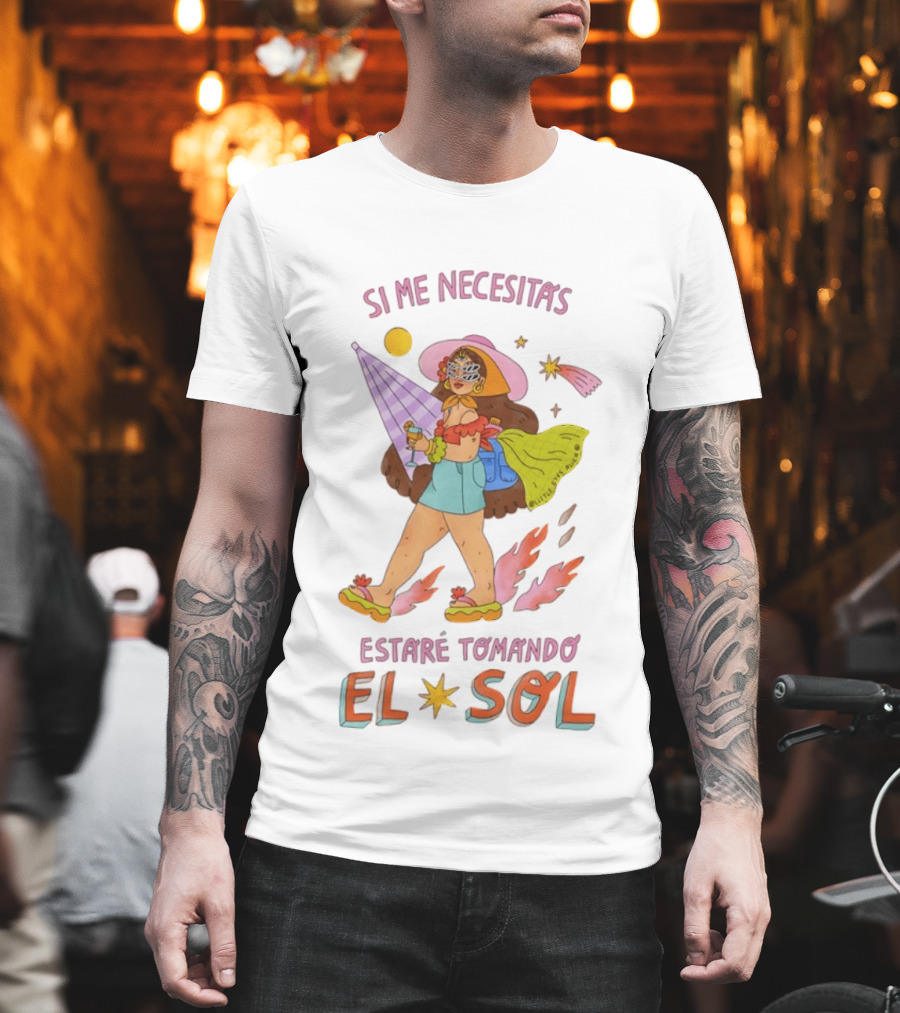 Si Me Necesitas Estaré Tomando El Sol Mujer Con Sombrero De Verano Y Cóctel Retro Vacaciones T-Shirt