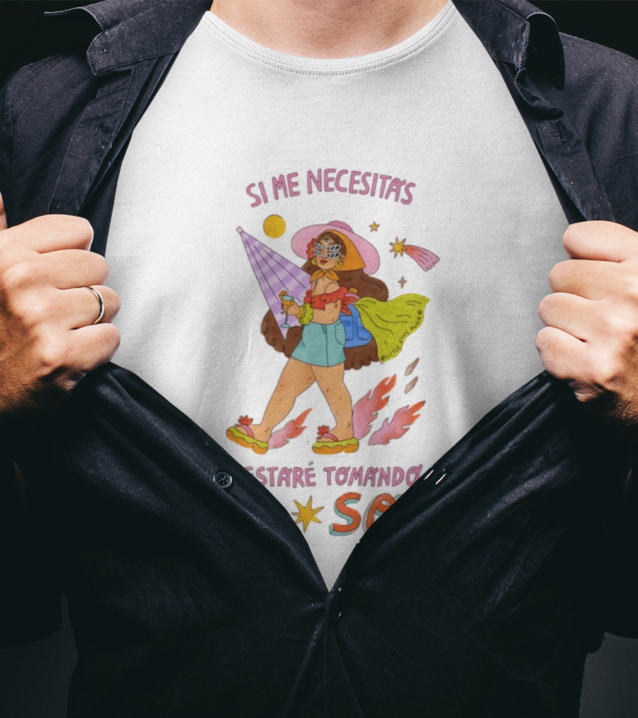 Si Me Necesitas Estaré Tomando El Sol Mujer Con Sombrero De Verano Y Cóctel Retro Vacaciones T-Shirt