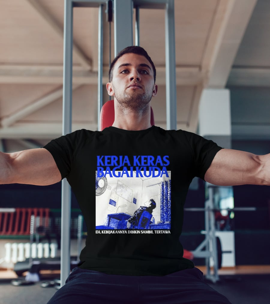 Kerja Keras Bagai Kuda Eh Kebijakannya Dibikin Sambil Tertawa Komik Pria Duduk Meja Dan Layar T-Shirt