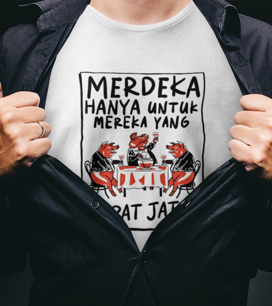 Merdeka Hanya Untuk Mereka Yang Dapat Jatah Empat Babi Berpesta Di Meja Makan T-Shirt