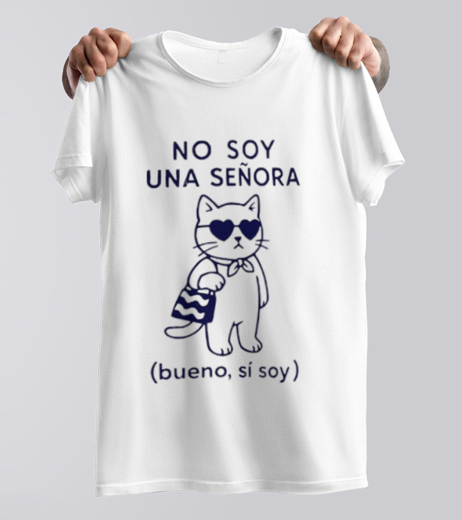 No Soy Una Señora Bueno Sí Soy Cat With Sunglasses And Bag T-Shirt