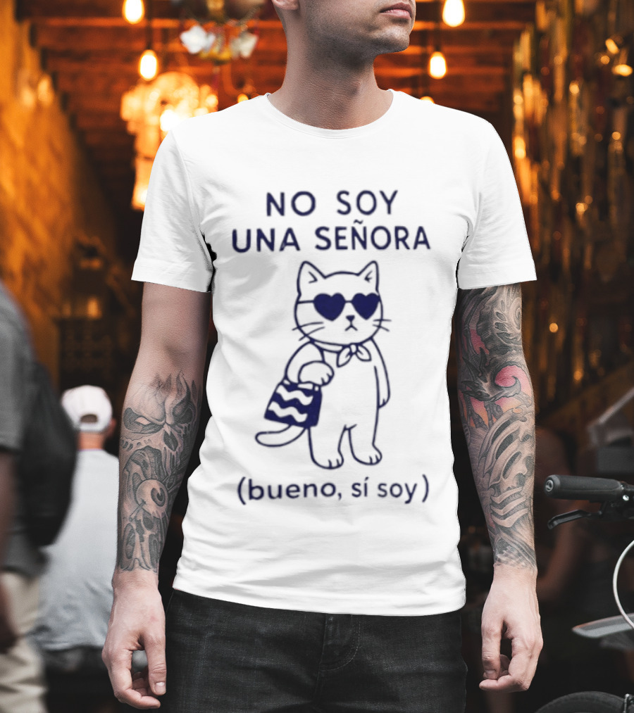 No Soy Una Señora Bueno Sí Soy Cat With Sunglasses And Bag T-Shirt