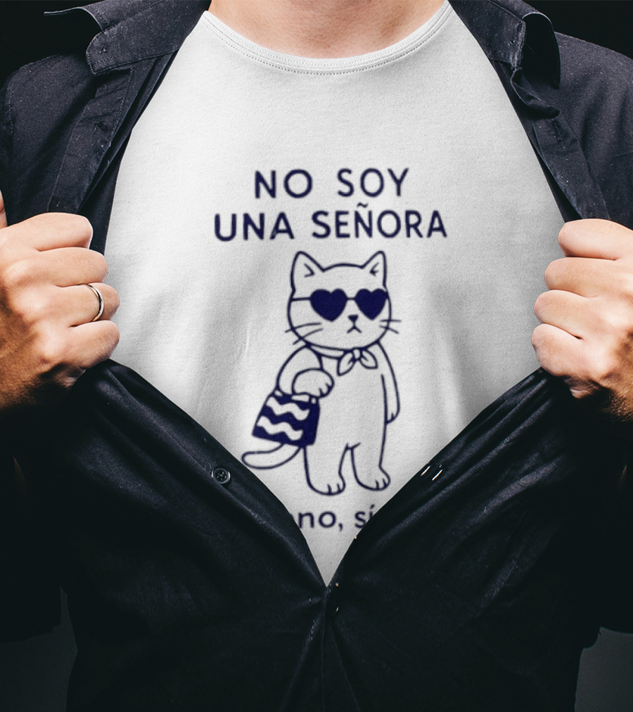 No Soy Una Señora Bueno Sí Soy Cat With Sunglasses And Bag T-Shirt