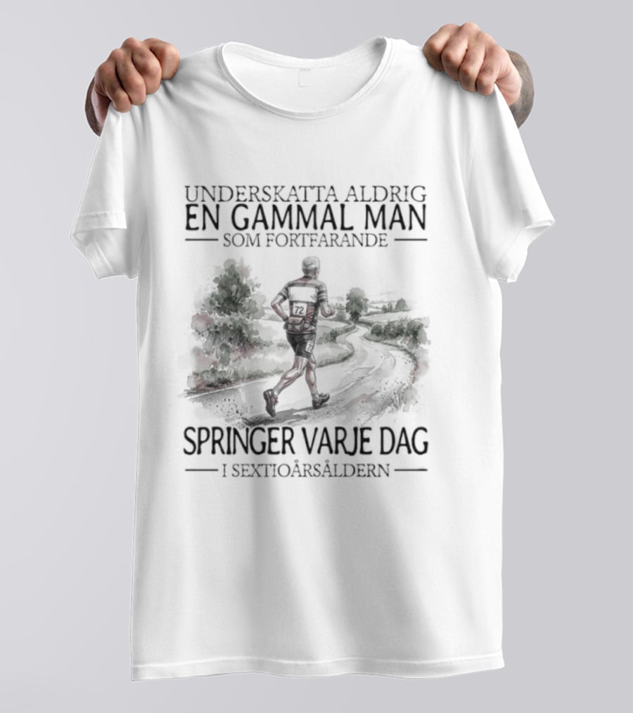 Underskatta Aldrig En Gammal Man Som Fortfarande Springer Varje Dag I Sextioårsåldern T-Shirt