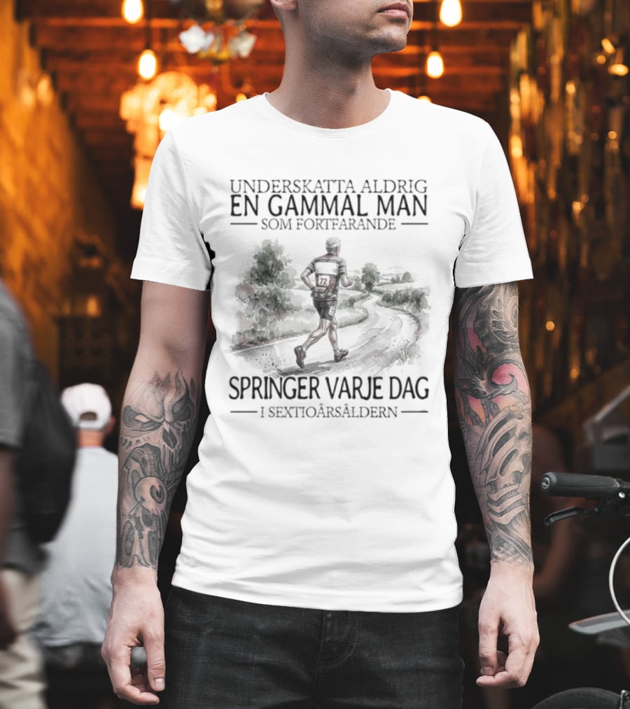 Underskatta Aldrig En Gammal Man Som Fortfarande Springer Varje Dag I Sextioårsåldern T-Shirt