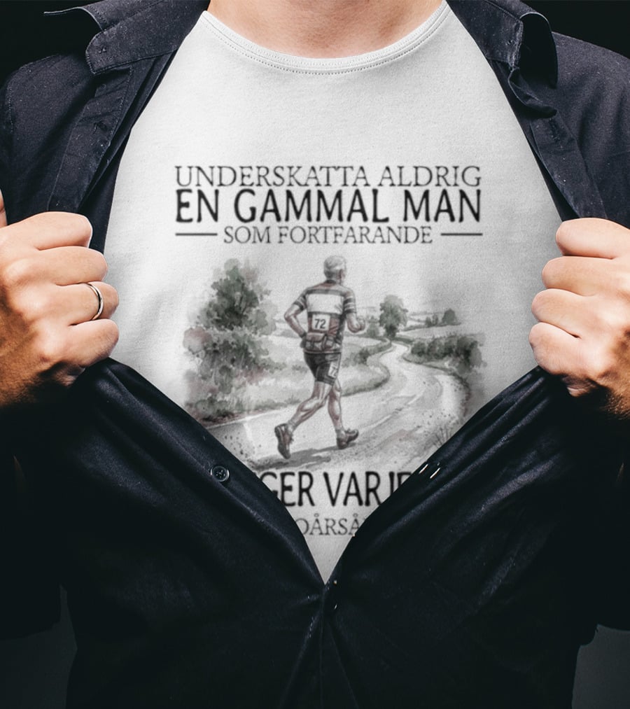 Underskatta Aldrig En Gammal Man Som Fortfarande Springer Varje Dag I Sextioårsåldern T-Shirt