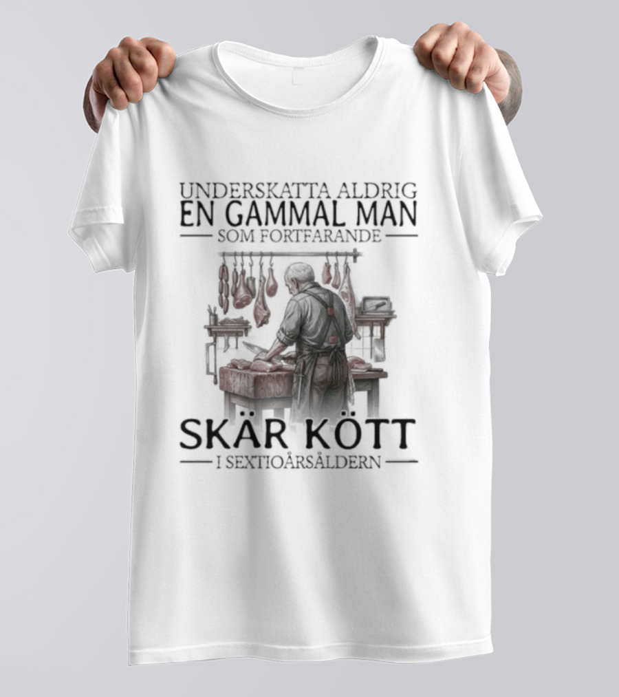 Underskatta Aldrig En Gammal Man Som Fortfarande Skär Kött I Sextioårsåldern T-Shirt