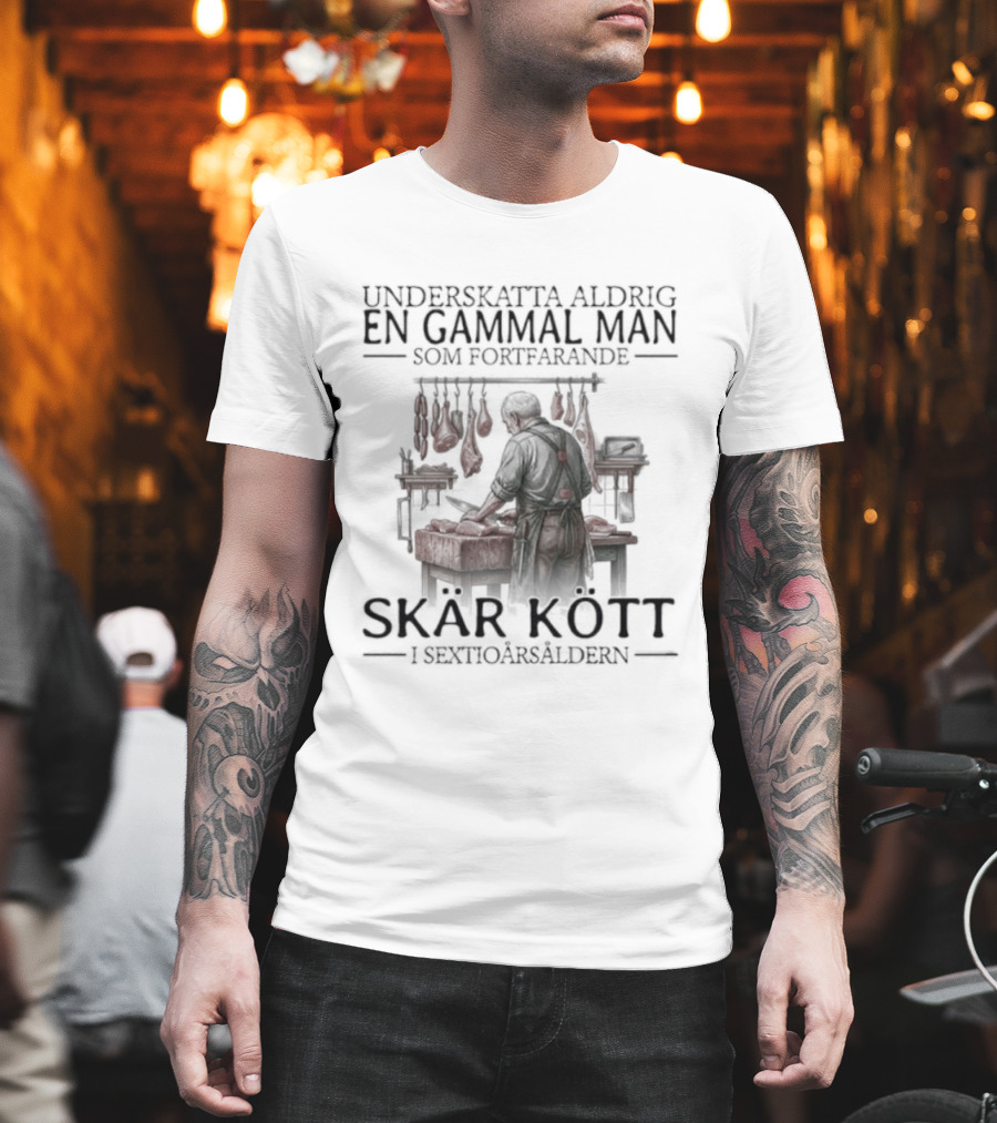 Underskatta Aldrig En Gammal Man Som Fortfarande Skär Kött I Sextioårsåldern T-Shirt