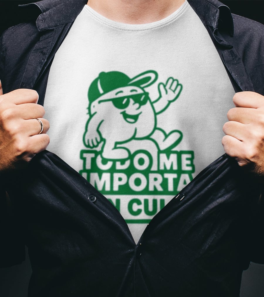 Todo Me Importa Un Culo Caracter Con Gafas Y Gorra Verde T-Shirt
