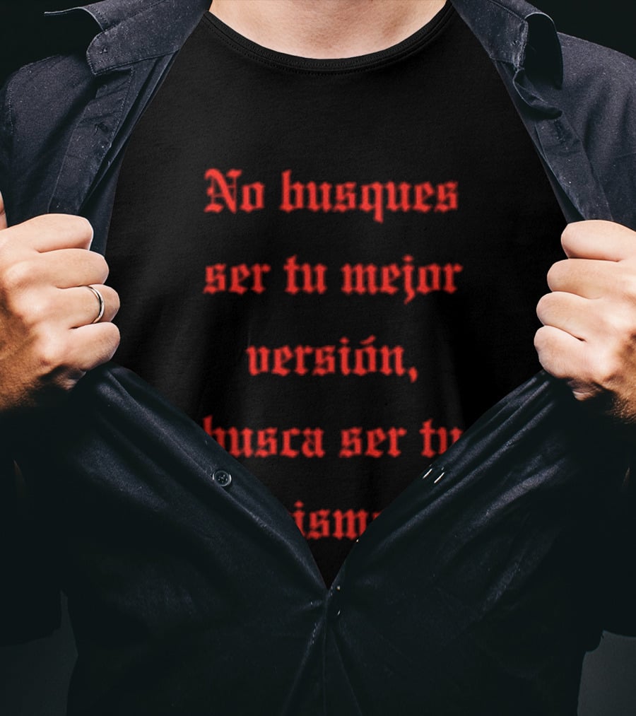 No Busques Ser Tu Mejor Versión Busca Ser Tu Mismo Frase Motivacional Texto Rojo Estilo Gótico T-Shirt