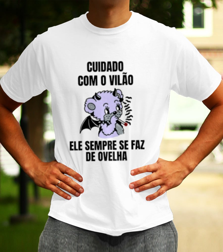 Cuidado Com O Vilão Ele Sempre Se Faz De Ovelha Desenho De Urso Com Asa E Cigarro T-Shirt