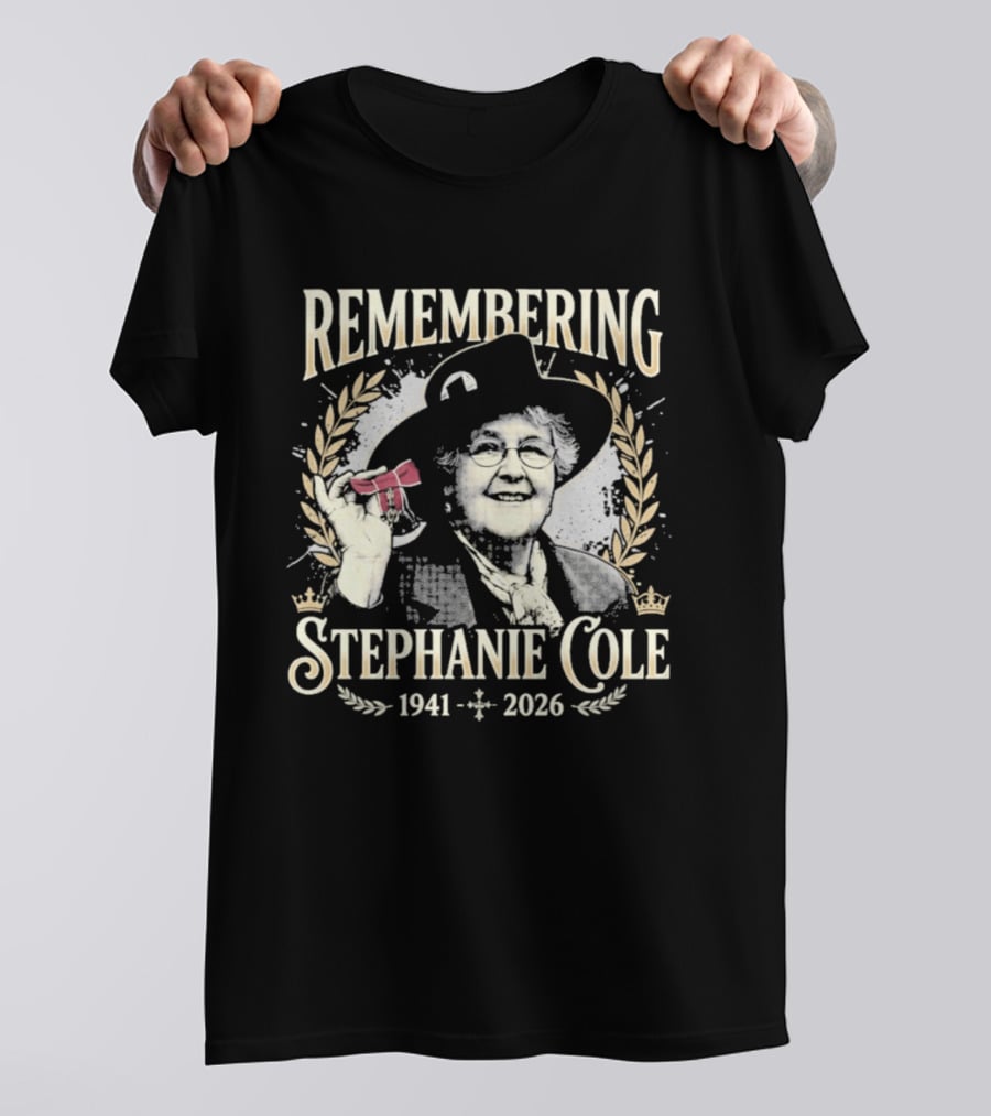 Remembering Stephanie Cole 1941 2026 Red Bow Laurel Wreath T-Shirt