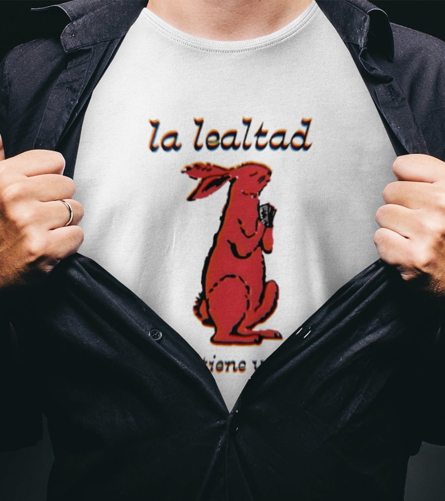 La Lealtad Siempre Tiene Un Precio Conejo Rojo T-Shirt