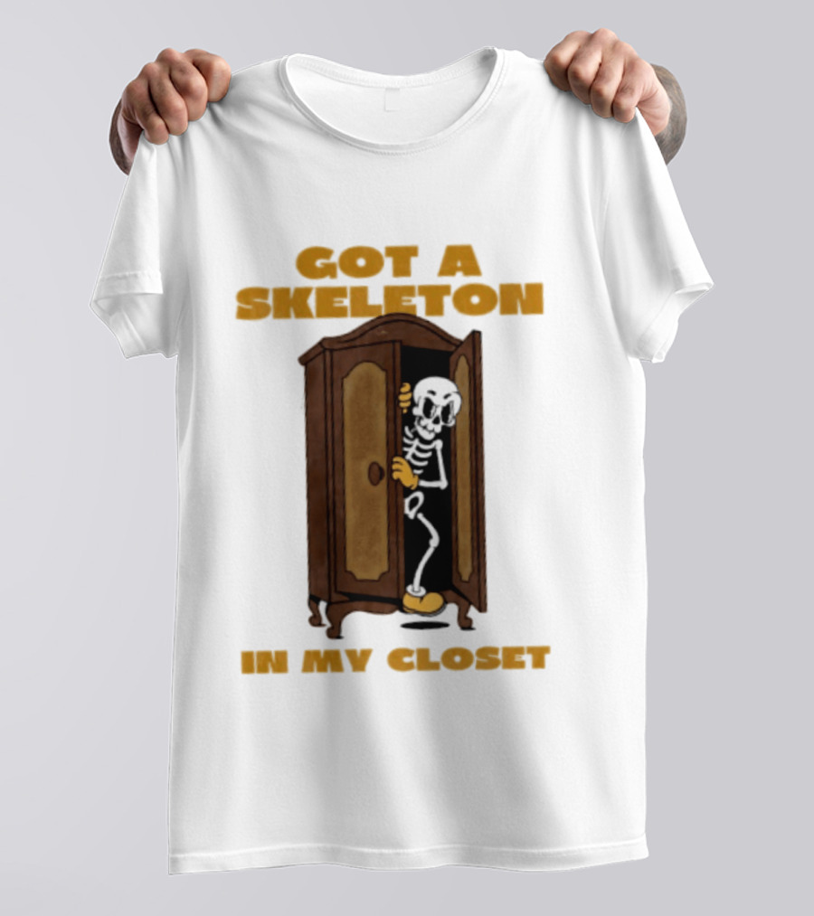 Got A Skeleton In My Closet Spooky Halloween Fun T-Shirt