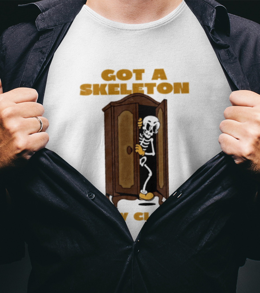 Got A Skeleton In My Closet Spooky Halloween Fun T-Shirt