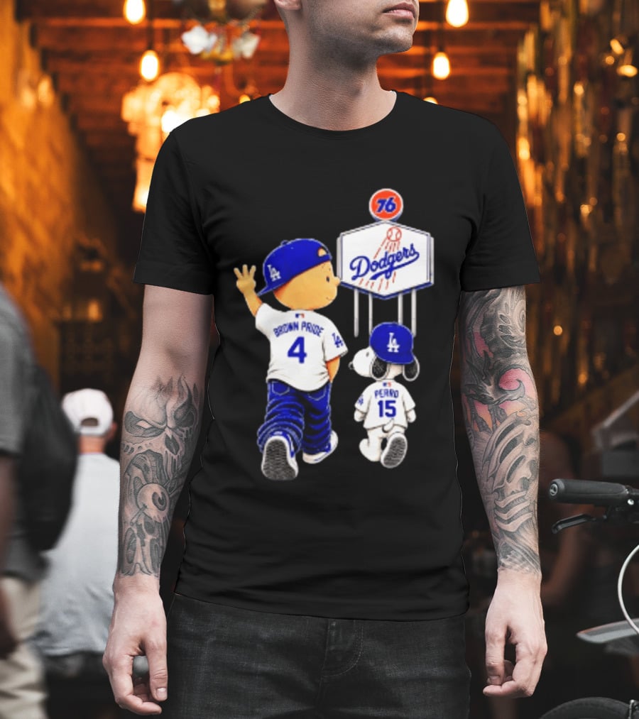 Charlie Brown Snoopy Los Angeles Dodgers Brown Pride Perro Baseball 76 T-Shirt