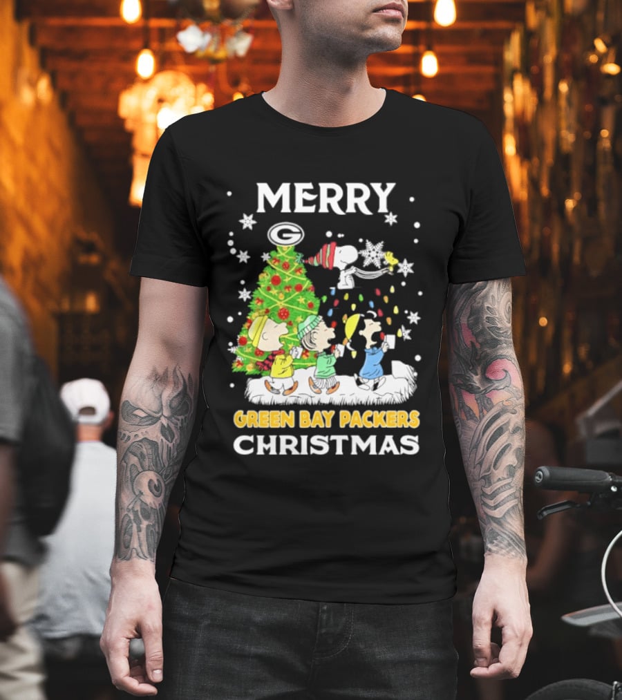 Merry Green Bay Packers Peanuts Christmas Caroling With Snoopy And Woodstock T-Shirt