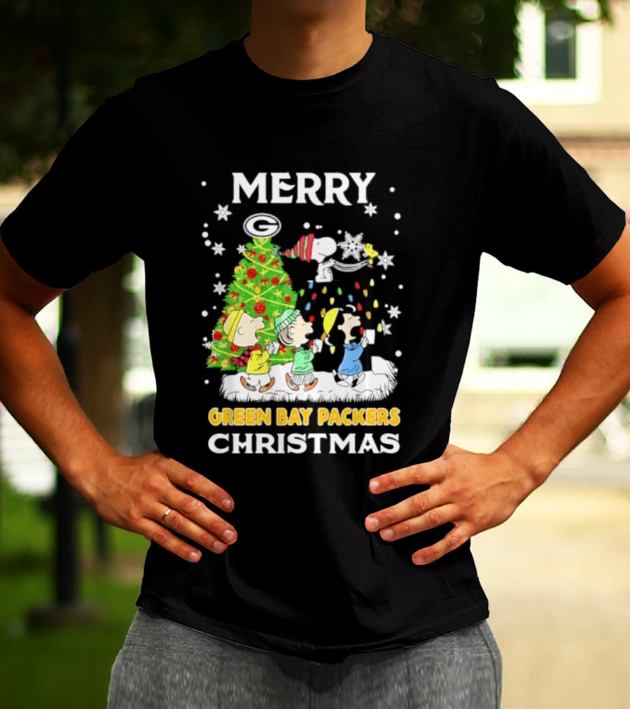 Merry Green Bay Packers Peanuts Christmas Caroling With Snoopy And Woodstock T-Shirt
