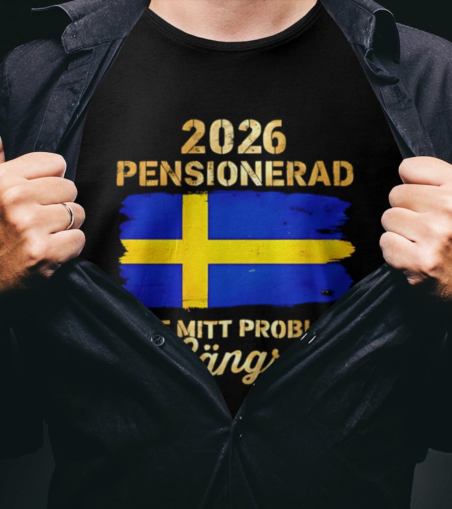 2026 Pensionerad Inte Mitt Problem Längre Svenska Flagga T-Shirt