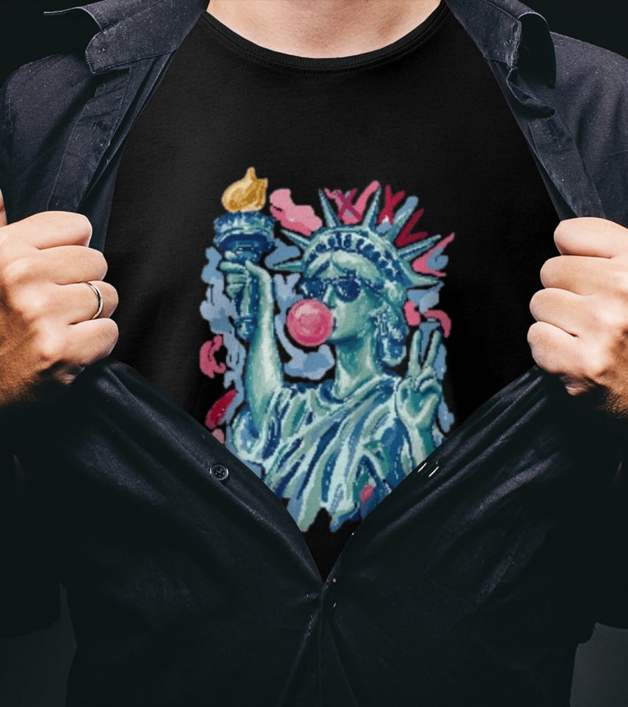 Statue Of Liberty With Bubble Gum And Peace Sign For 4th Of July T-Shirt
