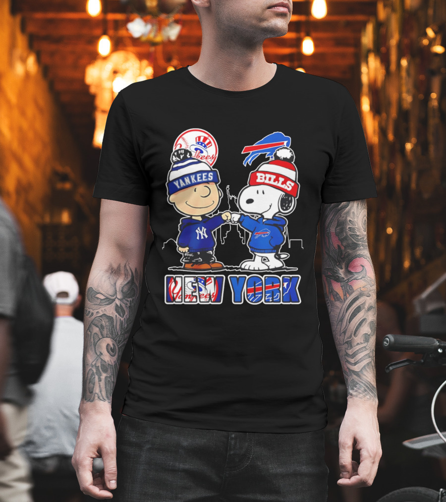 New York Yankees Buffalo Bills Charlie Brown Snoopy Fist Bump Skyline T-Shirt