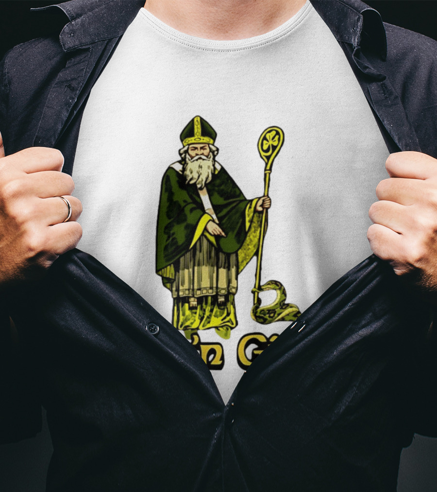 St Patrick With Shamrock Staff And Snake Go'n Git T-Shirt