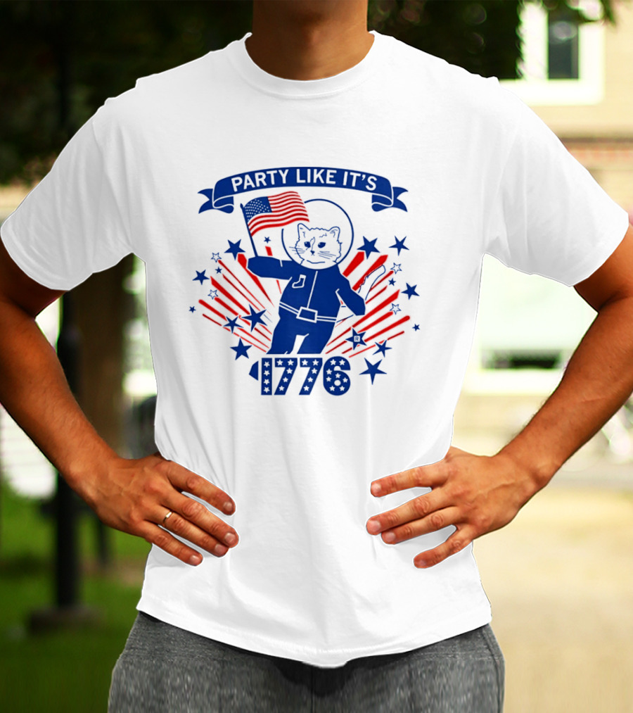 Party Like It's 1776 Astronaut Cat Holding American Flag With Stars T-Shirt
