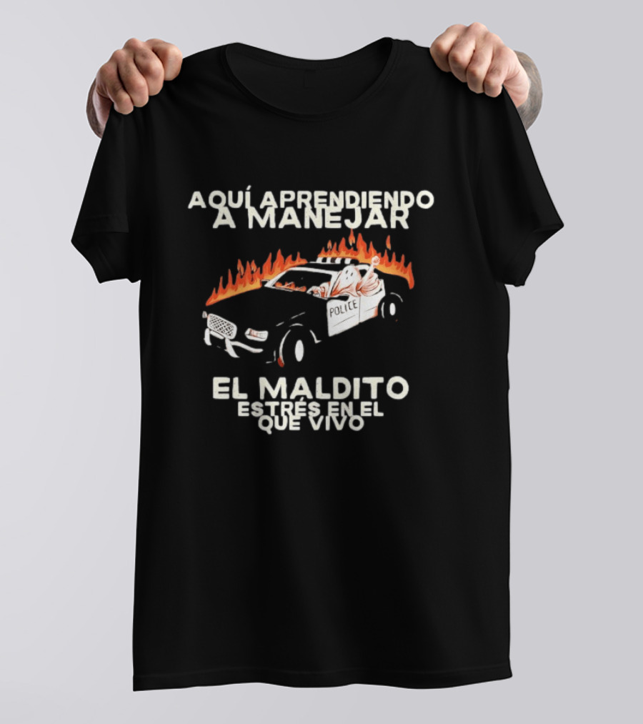Aquí Aprendiendo A Manejar El Maldito Estrés En El Que Vivo Policía Coche En Llamas T-Shirt